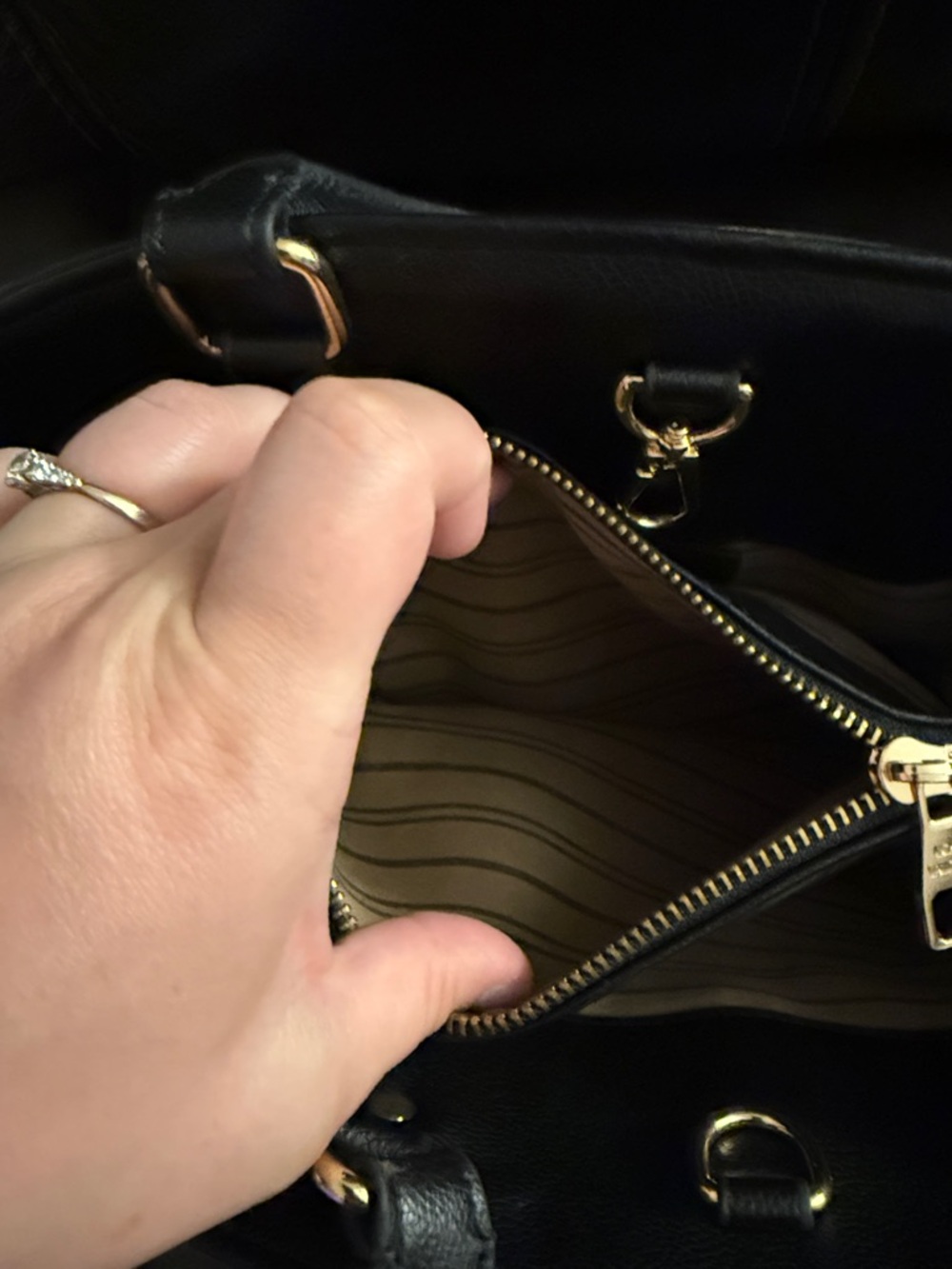 Louis Vuitton Textured Black Leather Bag - Picture 4 of 8